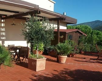 Grande camera e bagno con vasca idromassaggio - Sesto Fiorentino - Patio