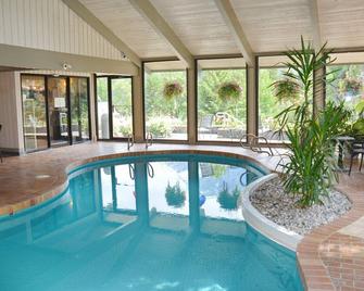Newly Renovated, Bright Suite On Tunnel Mountain! - Banff - Piscina