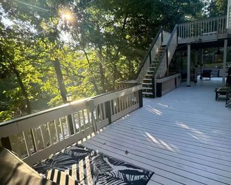 The River House Apartment - Monroe - Balkón