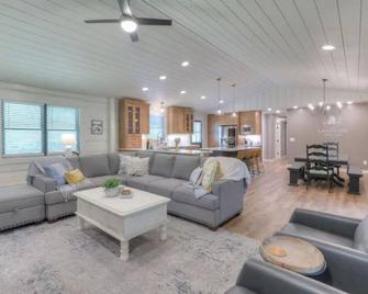 Lakeside Family Escape-Modern log home in secluded cove w/pvt. dock, Sleeps 12 - Lynchburg - Soggiorno