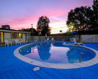 American Inn - Carlisle - Pool