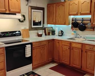 Full Terrace Apt. near Universities, Mountains, Lakes, D-Day Memorial, LU - Goode - Cocina
