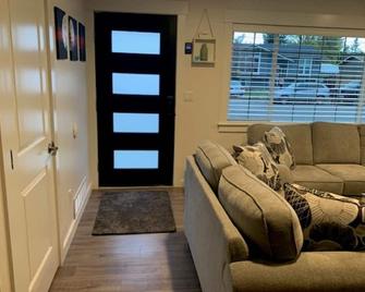 Updated Spacious Home & Hot Tub - Spokane Valley - Living room