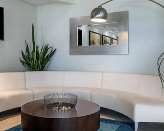 Enjoy the salty air and sea breezes from your oceanfront balcony. - Daytona Beach Shores - Salon