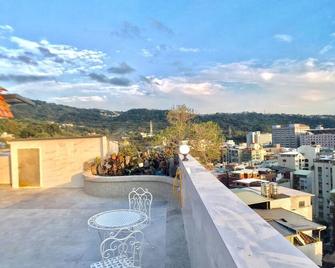 Tianmu newly renovated 3BR, 3Bathrooms with hug balcony - Taipéi - Balcón
