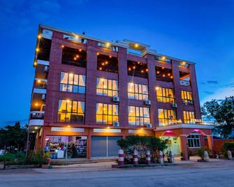 Inle Strand Hotel - Nyaungshwe - Building