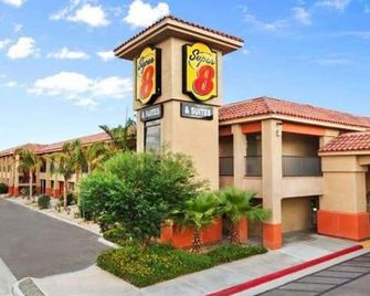 Comfortable Super 8 Hotel Suites with Pool and BBQ Area in Indio, Near Coachella - Indio - Bâtiment