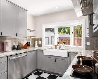 2 Bedroom House Near Palo Alto\n - Menlo Park - Kitchen