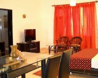 Drive In 24 Hotel - Morādābād