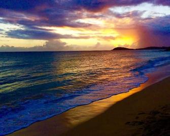 Paradise At A Great Price, Amazing Renovated Waterfront Escape: Private Balcony! - Saint Thomas Island - Playa