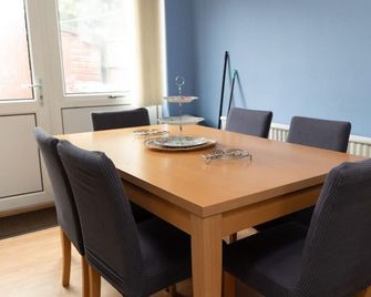 3 Bed Home Sleeps 8 People Located 1 Min From Train Stop - Otley Terrace - Oldham - Essbereich