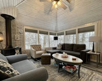 Three bedroom getaway near Wisconsin Dells & Kalahari Indoor Waterpark - Baraboo - Living room