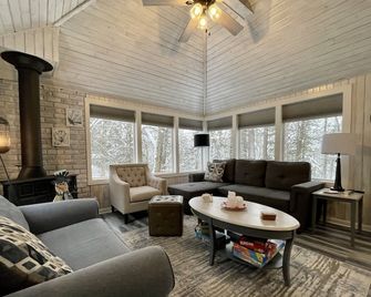 Three bedroom getaway near Wisconsin Dells & Kalahari Indoor Waterpark - Baraboo - Huiskamer