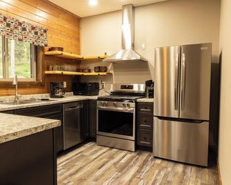 Inviting 3-Bedroom Retreat with Mountain Views – Minutes from Yellowstone’s Northeast Entrance - Cooke City - Cocina