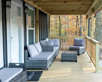 Wooded Tiny Cabin Near Memphis with 2 Bedrooms, 2 Bathrooms & Fire Pit - Oakland - Balcón