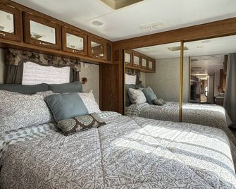 Serenity Oasis 5th Wheel Camper trailer - Borrego Springs - Bedroom