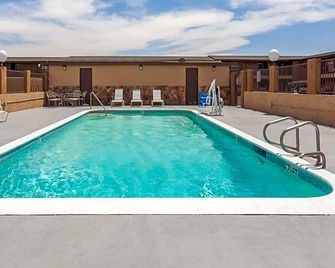 Travelodge by Wyndham Victorville - Victorville - Pool