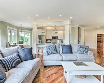 Walk to Lake Middlefield Home with Fire Pit - Middlefield - Sala de estar