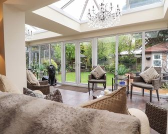 LINWOOD, pet friendly, with hot tub in Cleveleys - Thornton-Cleveleys - Living room