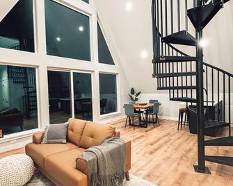 Cozy riverfront retreat with HOT TUB! Just 5 minutes from downtown Palmer. - Palmer - Wohnzimmer