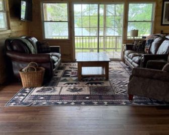 Adorable 2-bedroom lodge with AC in lovely Hillsboro - Hillsboro - Sala de estar