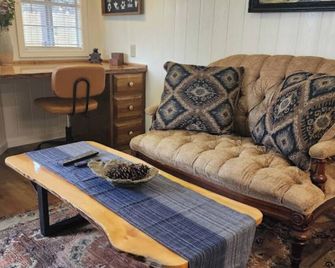 Painted Sky Homestead Cabin - cozy, quiet, and safe - Hahira - Living room