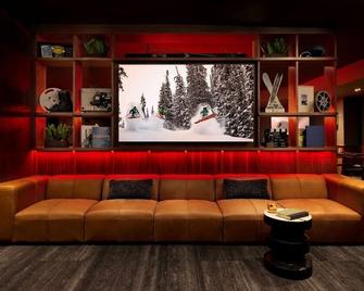 Ultimate Alpine Comfort: Suite w/ Kitchenette & Proximity to Ski Lifts - Crested Butte - Lounge