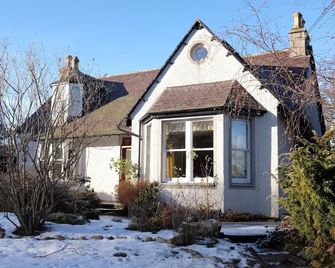 Fabulous house with sun-doors and patio - Large mature garden. Mountain views. - Braemar - Building