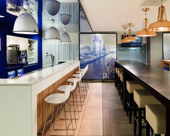 Holiday Inn Express Rotterdam - Central Station By IHG - Rotterdam - Bar
