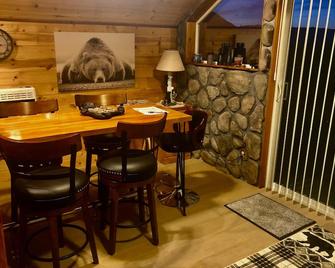 Soar with the Eagles and hibernate with the Bears. - Bonners Ferry - Jídelna