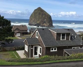 Amazing View - Haystack Rock and the Needles - Cannon Beach - Building