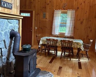 Cozy Cabin located in Columbia, NH - Colebrook - Comedor