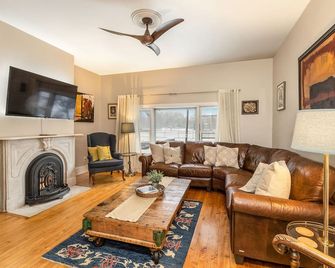 Brady St. Inn and Gallery - Milwaukee - Living room