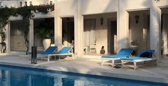 The Villa Luxury Suites Hotel - Diani Beach - Piscina