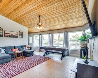 Direct Gulf Access: Hernando Beach Escape! - Spring Hill - Living room