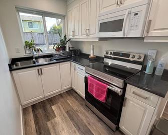 Affordable & family friendly home-2 room /1 bath/ full kitchen/ family room - Langley Township
