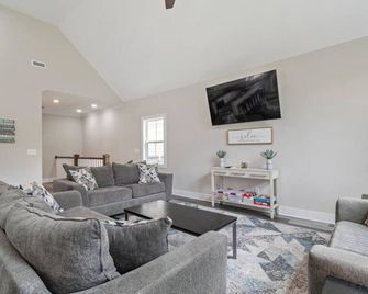 Dry Jack Tim with Water Views Pool Outdoor Fireplace - Winchester - Living room