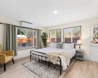 Walk to Old Town - Cozy Restored Cottage - Cottonwood - Bedroom