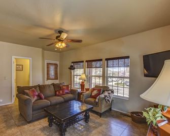 The Townhouse a spacious 2 bedroom near Whisky Row on quiet Union Street - Prescott - Obývací pokoj