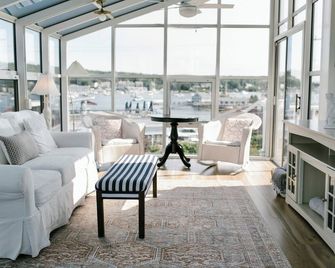 Boothbay Harbor King Suite - Room 13 at AQ Inn - Fireplace, Patio, Harbor View! - Boothbay Harbor - Balcony