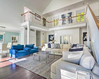 Luxe Lake Chickamauga Retreat with Boat Dock! - Soddy Daisy - Living room