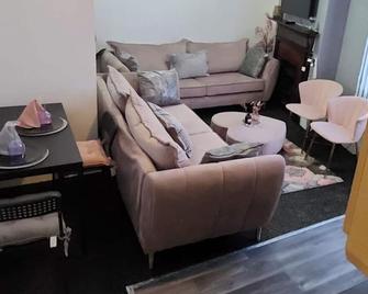 1 Bed - Sleeps 3 - Wolverhampton City Centre - Wolverhampton - Living room