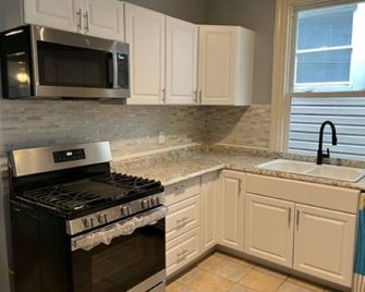 Charming 4-bedroom house with AC and WiFi in fabulous Chicago - Chicago - Kitchen