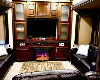 Luzury 5th Wheel on the Ms Gulf Coast with access to all Campground amenities. - Pearlington - Living room