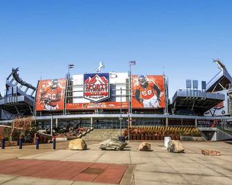 Family-friendly Townhouse on Jefferson Park. 5-minute walk from Empower Field! - Denver