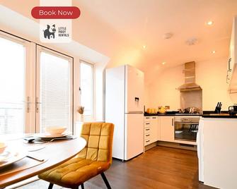 Two Bedroom Flat By Littlepiggyrentals Short Lets & Serviced Accommodation Cranfield With Balcony & Fast Wi-Fi - Cranfield - Kitchen