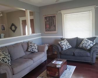 Perfect for groups! Walk to Journeyman/downtown Three Oaks - Three Oaks - Living room