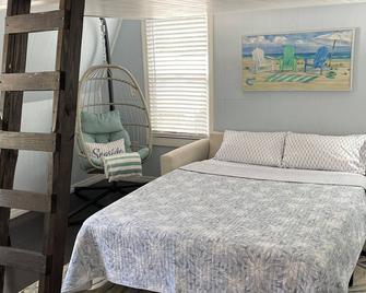 Charming Guesthouse Minutes Away From Downtown St. Petersburg - St. Petersburg - Bedroom