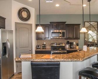 The Canvas Cove by Mesquite Vacation Rentals with Outdoor Kitchen and 510 in free daily activities - Mesquite - Keuken