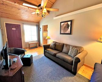 #5 Buffalo Cabin at Ponderosa Place - Custer - Salon